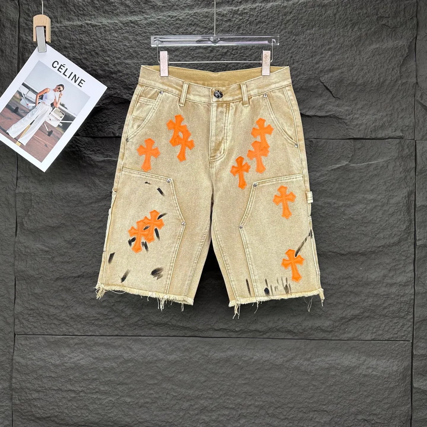 P240 GALLERY DEPT. & Croixin co-branded 2025 new limited edition spliced ​​splash-ink hand-painted orange cross patchwork couple style washed loose denim shorts 🔥High version🔥High version🔥 Original customized denim fabric, the same raw material denim fabric as the Internet celebrity star, full body splicing loose version, splash-ink hand-painted craftsmanship with multiple orange cross embroidery patchwork style designs, very high-end and stylish! The fabric feels very comfortable and these denim shorts are super versatile and look great! ! Complete three standards, same style for men and women 👫A must-have item for everyone Color: black, khaki Size: 28, 30, 32, 34, 36 (five sizes)